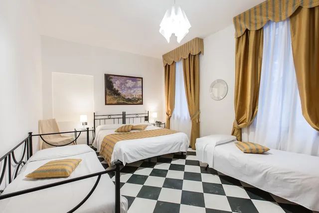غرفة رباعية بسرير مزدوج وسريرين منفصلين، HOTEL AGLI ARTISTI 1/6