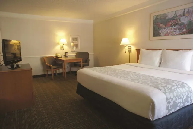 غرفة بسرير كينج، Baymont by Wyndham Austin University Area 1/5