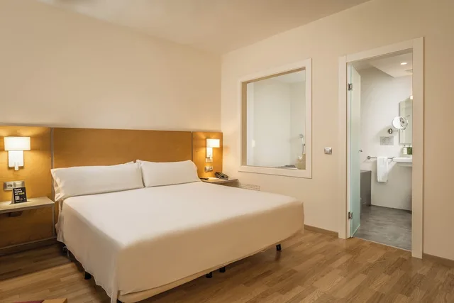 Superior, Queen Bed, Hot Tub, Hotel Artiem Capri 6/10