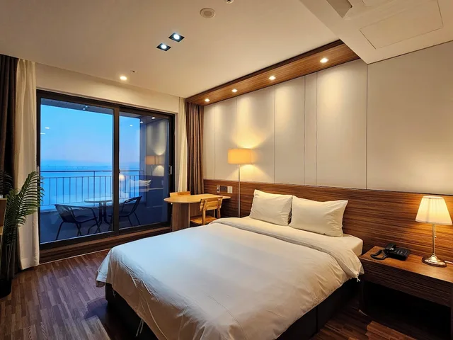 غرفة قياسية بسرير مزدوج بإطلالة على البحر بشرفة، Western Grace Hotel 1/9