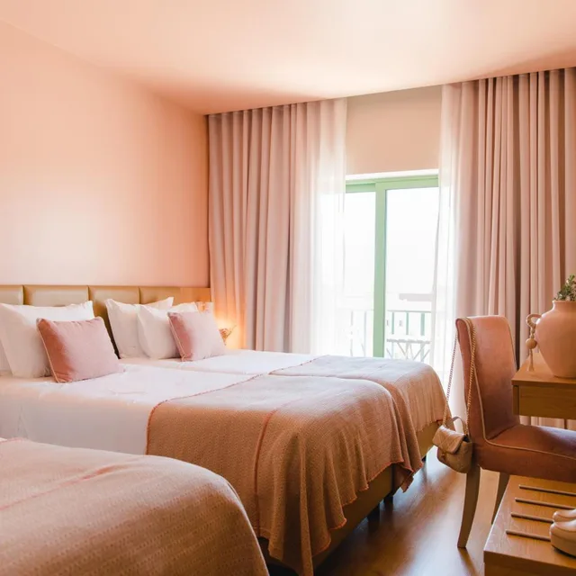 غرفة بسرير مزدوج أو سريرين منفصلين مع سرير إضافي، Hotel Santo Antonio De Fatima 2/8