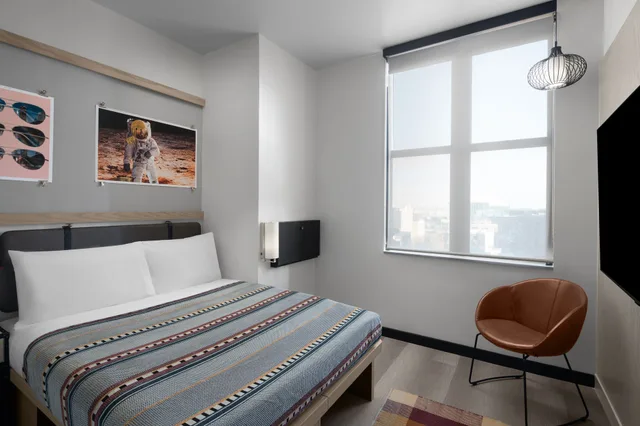 غرفة قياسية بسرير كينج لذوي الإعاقة، Moxy Houston Downtown 1/6