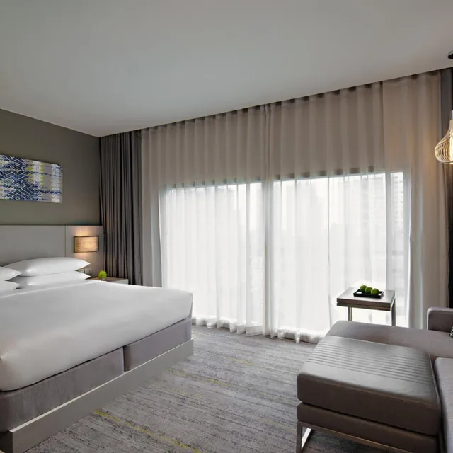 غرفة بسرير كينج مع أريكة، HYATT PLACE BANGKOK SUKHUMVIT 4/10
