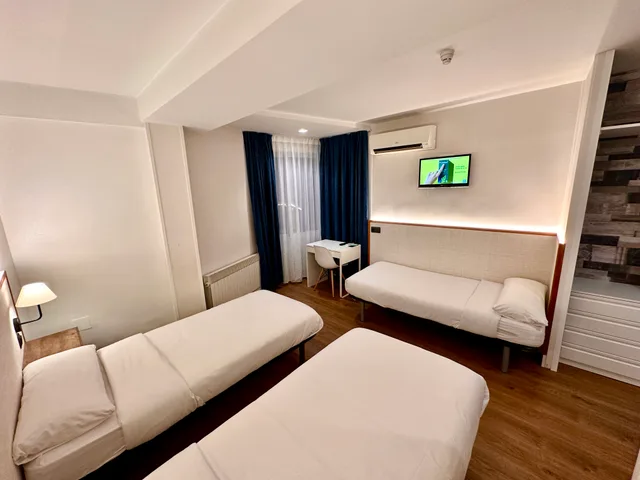 غرفة ثلاثية، Far Home Hostel 2/4
