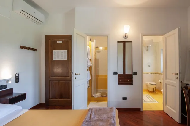 غرفة بسرير كينج بإطلالة على المسبح، Torrebianca Tuscany 3/5