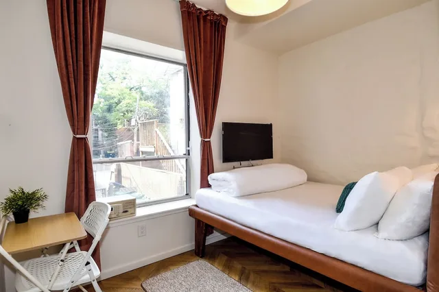 Cozy, Queen Bed, Lounge Level، Highroad Hostel Dc 4/4
