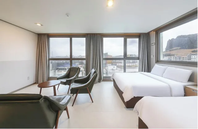 غرفة سوبيريور صغيرة ركنية بسرير كوين وسرير فردي، Sunrise Hotel Sungsan 4/8
