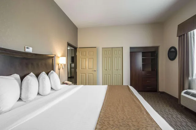 Efficiency, Suite, King Bed، Quality Inn & Suites Thompson, MB 1/4