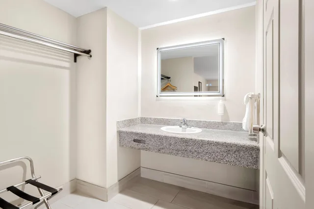 غرفة بسرير كينج، Days Inn by Wyndham Fontana / Rialto 6/6