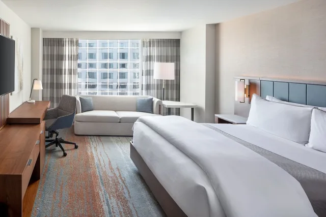 غرفة كلوب بسرير كينج بإطلالة على المدينة مع أريكة، The Westin Buckhead 2/8