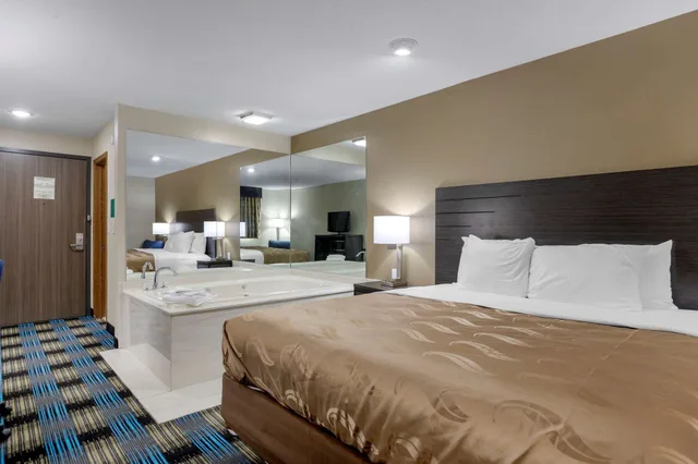 غرفة قياسية بسرير كينج بحوض جاكوزي، Rodeway Inn Grandville - Grand Rapids 9/10