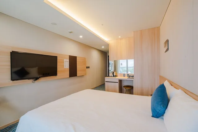 غرفة ديلوكس بسرير كوين بشرفة بإطلالة جزئية على البحر، Hotel Bridge Seogwipo 3/9