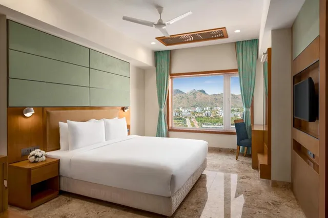 غرفة بسرير كينج لذوي الإعاقة، Howard Johnson by Wyndham Udaipur Roop Nagar 1/4