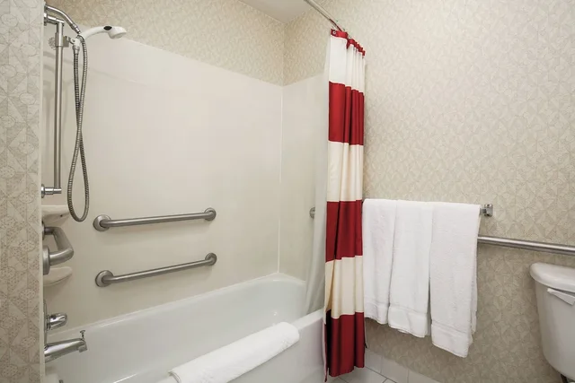 جناح بسرير كوين بإطلالة على المدينة بغرفة نوم واحدة مع أريكة، Residence Inn by Marriott Flint 9/10