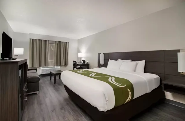 غرفة بسرير كينج، Quality Inn & Suites Wilsonville OR 1/5