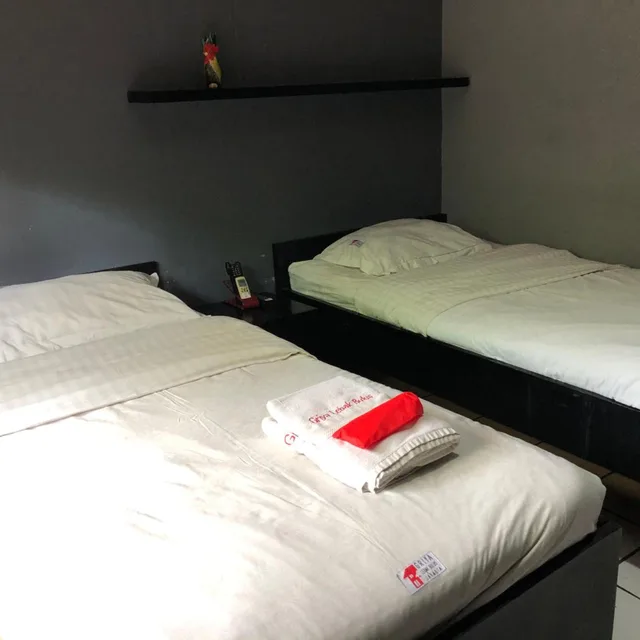 غرفة بسريرين منفصلين، Reddoorz Plus Near Rs Fatmawati 2 1/3