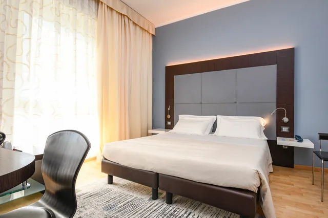 جناح جونيور، Hotel City 2/4
