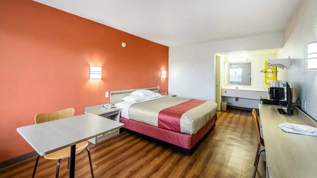 1 King Bed - Non-Smoking, Motel6 Anniston, AL 2/5