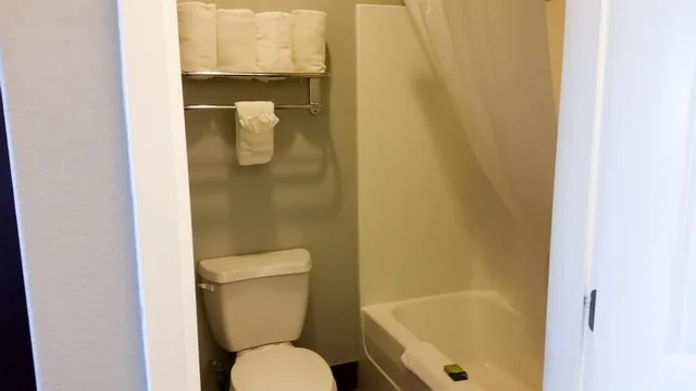 Deluxe, King Bed, Studio6 Beeville, TX 7/10
