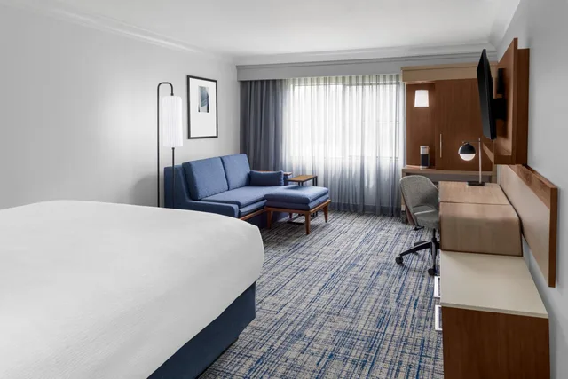 غرفة كبيرة بسرير كينج مع أريكة، Courtyard By Marriott Palo Alto Los Altos 1/10