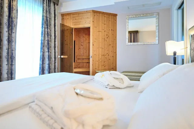 Suite, Queen Bed, Sofa, Sauna، Parc Hotel Flora 5/9