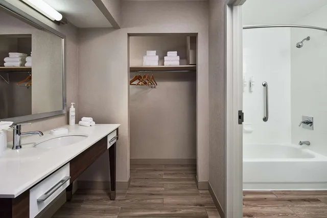 Hospitality, Suite, King Bed، Hampton Inn Boston Logan Airport 1/1