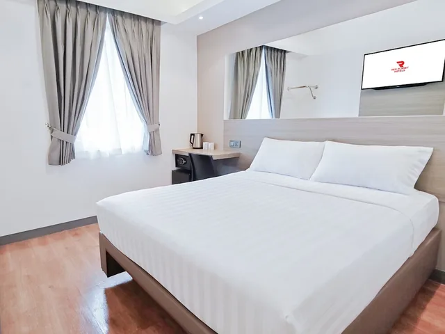 City, Queen Bed, Red Planet Cebu 1/9