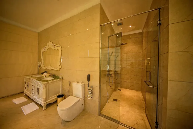 جناح رئاسي بسرير كينج، The Golden Crown Hotel 3/3