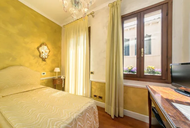 غرفة مفردة، Hotel Pantalon 6/8