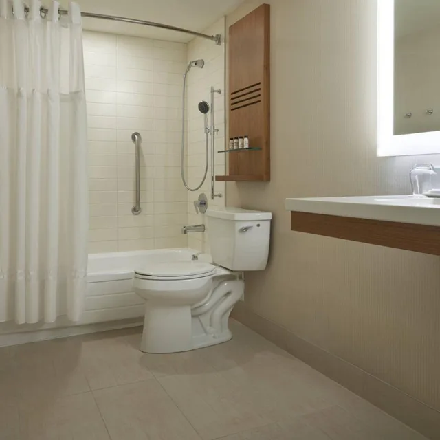 غرفة بسرير كينج وسرير كوين، Delta Hotels by Marriott Toronto Airport & Conference Centre 7/9