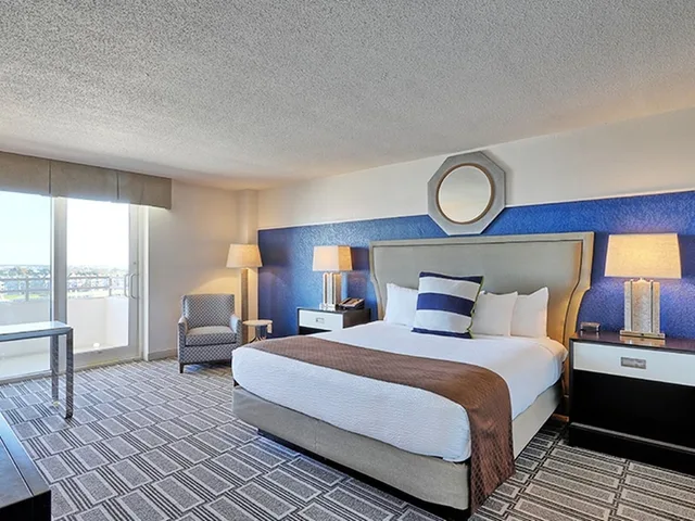 Deluxe, King Bed, Lake View, South Shore Harbour Resort & Conference Center 1/8