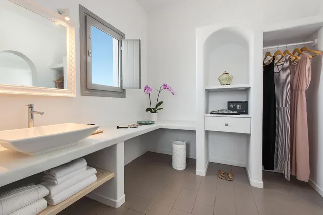 Honeymoon, Suite, Caldera View, Two Story, Bathtub، Villa Irini Fira 9/9