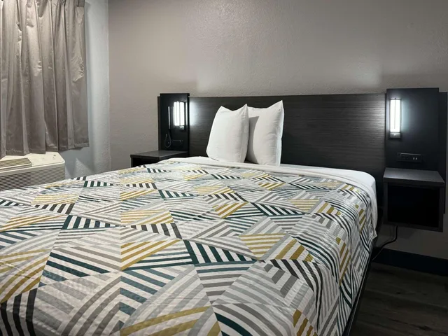 Deluxe, Queen Bed, Motel6 Bradenton, FL 4/10