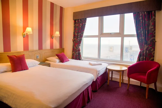 غرفة بسرير مزدوج بإطلالة جزئية على البحر، Claremont Hotel 1/2