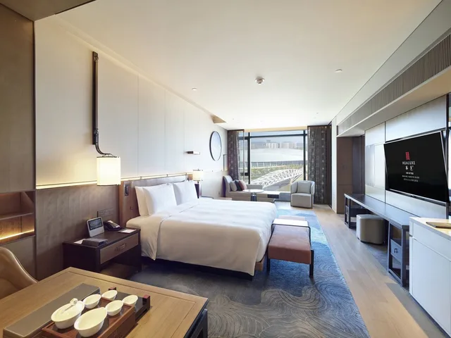 غرفة بريميوم بسرير كينج بإطلالة على النهر مع دخول صالة النادي، Hualuxe Hotels And Resorts Nanjing Yangtze River 1/3