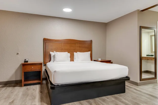 Room, King Bed, Suburban Studios Near Mesa Verde 5/5