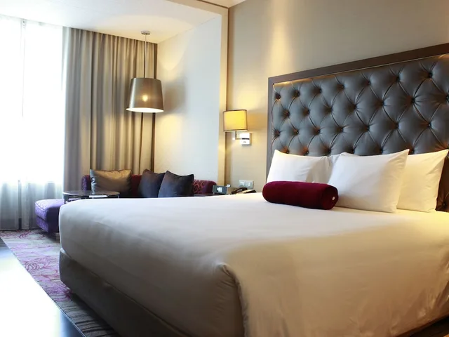 غرفة بزنس بسريرين منفصلين مع دخول الصالة، Radisson Blu Plaza Bangkok Hotel 2/7