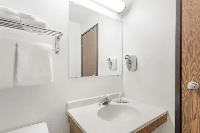 Standard, Queen Bed, Smoking, Super 8 By Wyndham Hampton 3/3