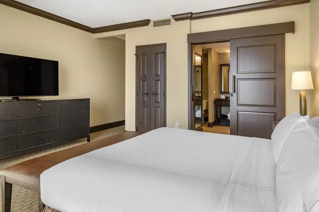جناح تنفيذي بسرير كينج بشرفة بغرفة نوم واحدة، Omni Austin Hotel Downtown 6/10