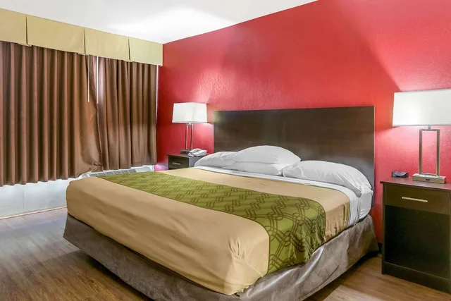 غرفة قياسية بسرير كينج للمدخنين، Econo Lodge Shorewood 2/3