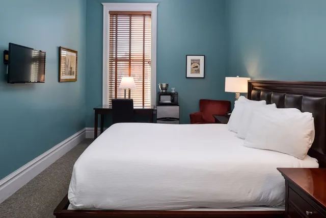 غرفة بسرير كوين، Montvale Hotel 1/3