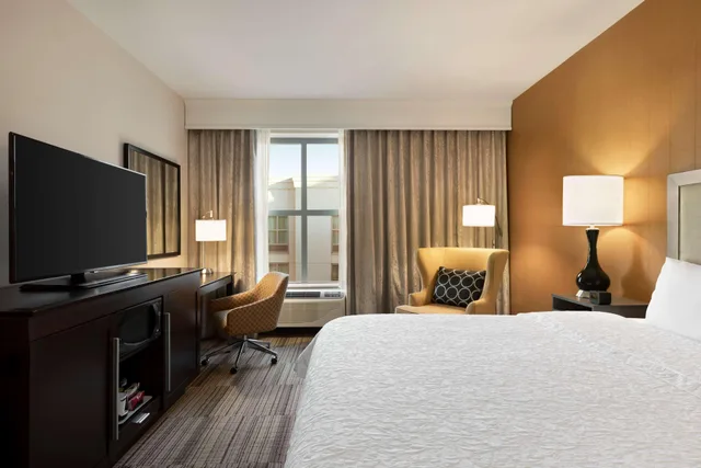 غرفة بسرير مزدوج، Hampton Inn And Suites Roanoke-Downtown 1/3