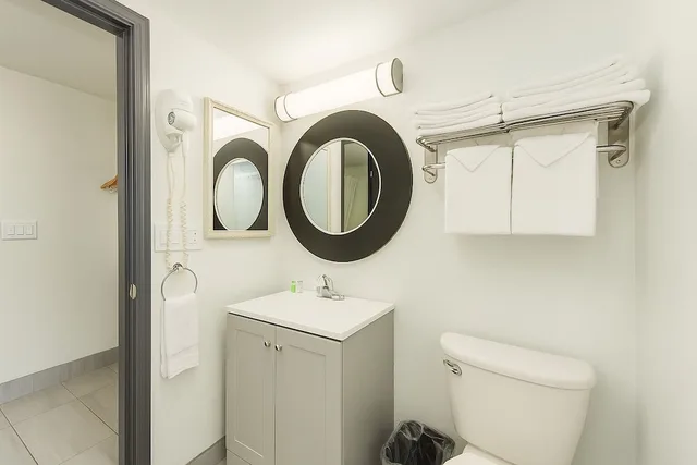 Captains Quarter, King and Queen Bed, Sofa، Oyster Bay Inn & Suites 3/3