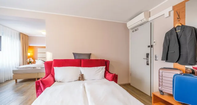 غرفة كومفورت رباعية بسرير كينج مع أريكة، PLAZA INN Braunschweig City Sud 4/5