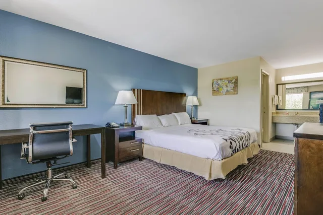 Room, King Bed, Accessible, Econo Lodge Inn & Suites Enid South 5/10