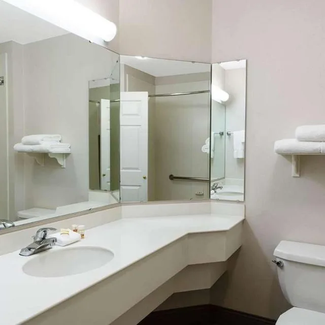 غرفة تنفيذية بسرير كينج، La Quinta Inn Suites Pueblo 6/6