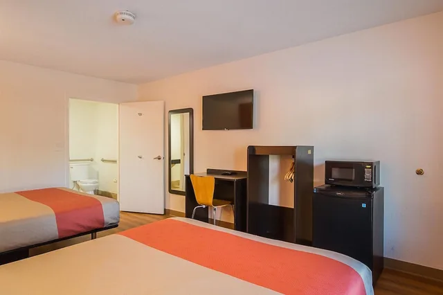 غرفة بريميوم بسريرين كوين، Motel6 Savannah, GA - Midtown 1/7