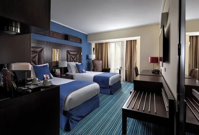 غرفة بريميوم بسريرين مزدوجين مع دخول صالة النادي، Crowne Plaza Athens City Centre 4/10