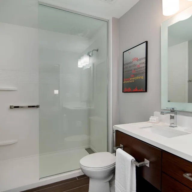جناح بسرير كوين بغرفة نوم واحدة مع أريكة، TownePlace Suites Fort Worth University Area/Medical Center 4/7