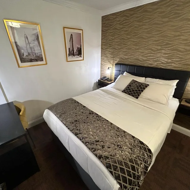 Room, Queen Bed, Hotel Richland LES 1/8